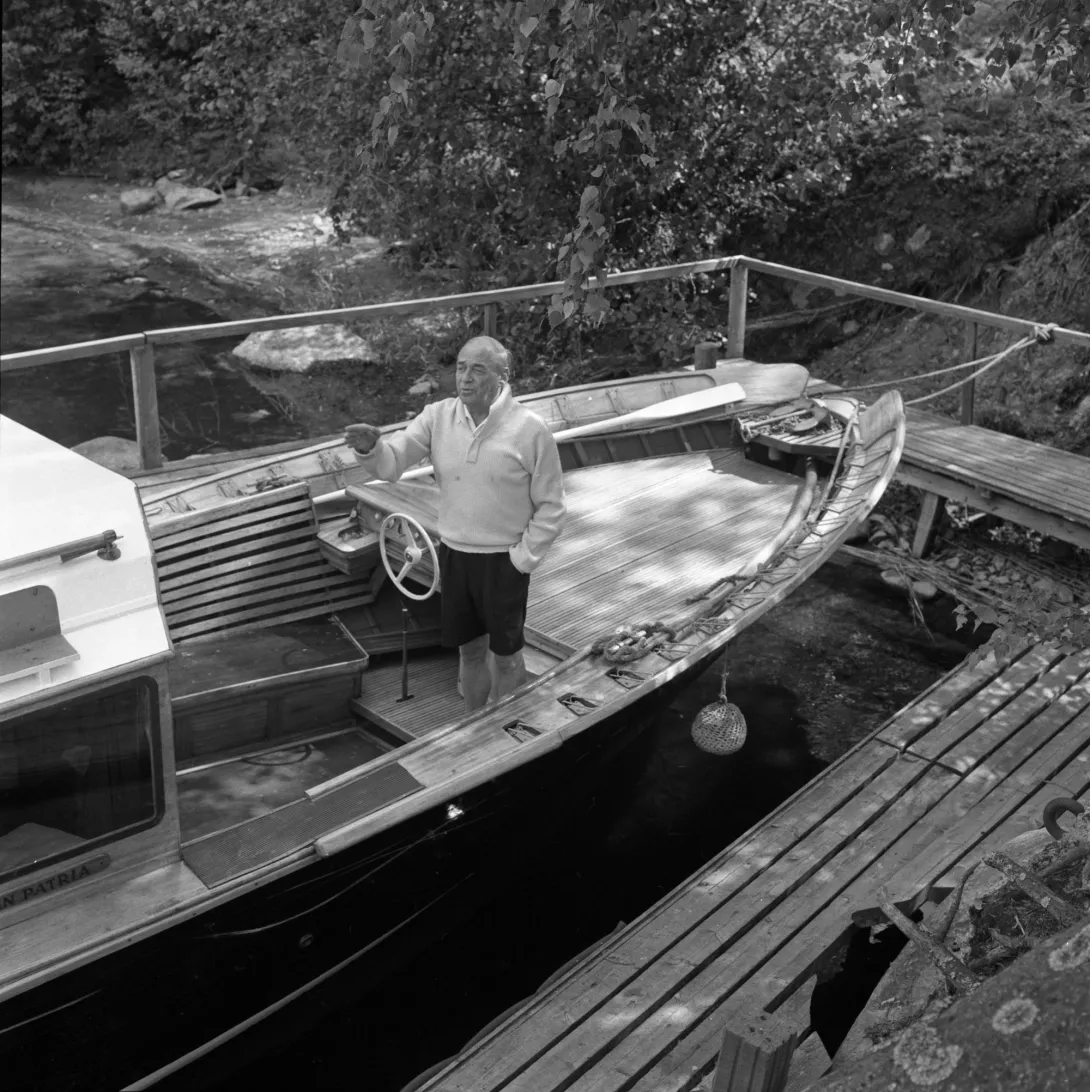 Alvar Aalto and the boat “Nemo Propheta in Patria” in the shore of Muuratsalo Experimental House